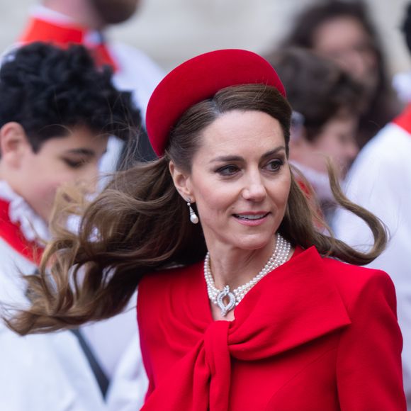 Kate Middleton marca presença em evento importante com cabelo mais claro, usando um toque de loiro.