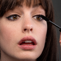 35 sombras, 4 cores de batom líquido e até caneta delineadora bordô: a nova linha de maquiagem da Eudora, inspirada em 'O Diabo Veste Prada', deixaria Andy Sachs obcecada - e Miranda Priestly aprovaria sem hesitar