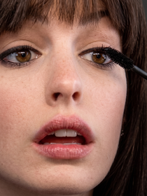 35 sombras, 4 cores de batom líquido e até caneta delineadora bordô: a nova linha de maquiagem da Eudora, inspirada em 'O Diabo Veste Prada', deixaria Andy Sachs obcecada - e Miranda Priestly aprovaria sem hesitar