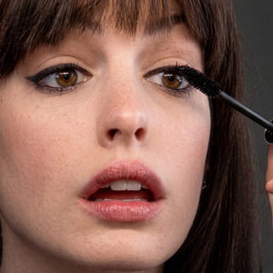 35 sombras, 4 cores de batom líquido e até caneta delineadora bordô: a nova linha de maquiagem da Eudora, inspirada em 'O Diabo Veste Prada', deixaria Andy Sachs obcecada - e Miranda Priestly aprovaria sem hesitar