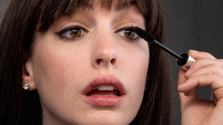 35 sombras, 4 cores de batom líquido e até caneta delineadora bordô: a nova linha de maquiagem da Eudora, inspirada em 'O Diabo Veste Prada', deixaria Andy Sachs obcecada - e Miranda Priestly aprovaria sem hesitar