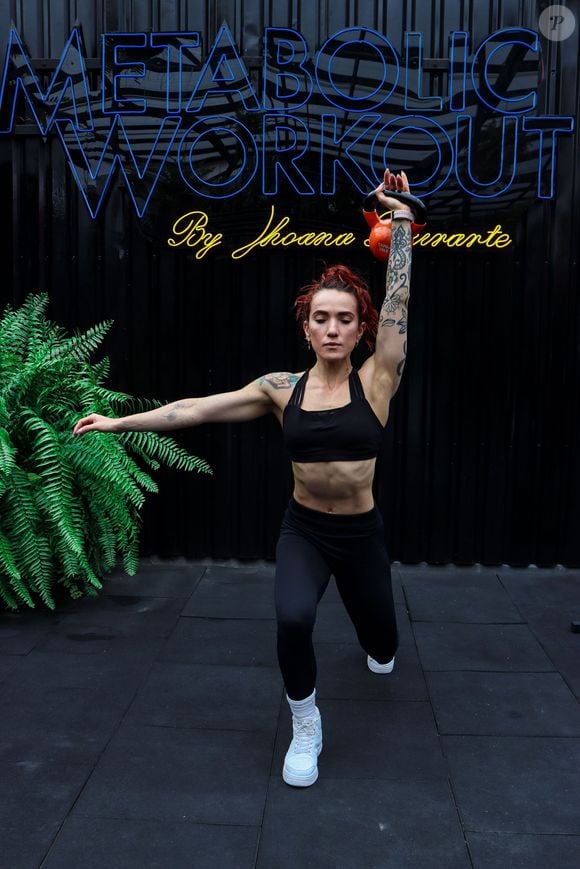 O kettlebell é versátil, pode ser incorporado facilmente a diferentes exercícios e trabalha o corpo todo