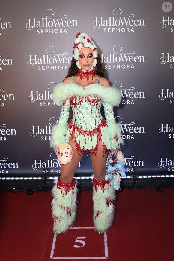 Nas redes, internautas comentaram que a artista “fugiu do tema” e optou por uma fantasia genérica.