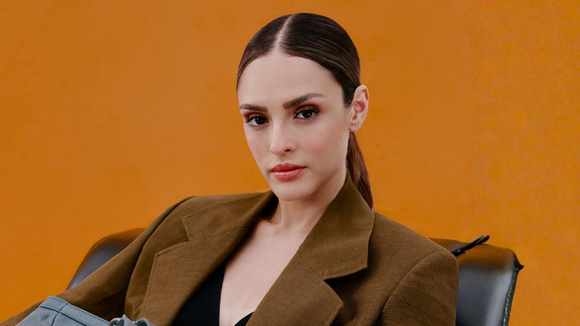 Entrevista | 'Elegância e conforto não são opostos', garante Isabelle Drummond sobre seu estilo longe da TV; atriz de 'Coração Acelerado' elege os 2 itens mais necessários nos looks diários