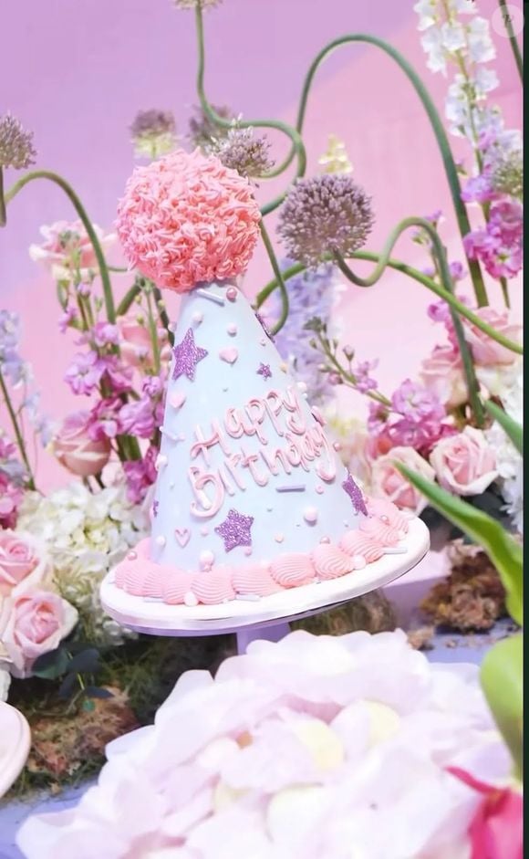 A festa de Mavie foi decorada em tons de rosa, lilás e pastel para combinar com o tema Show de Talentos escolhido para os 3 anos da aniversariante