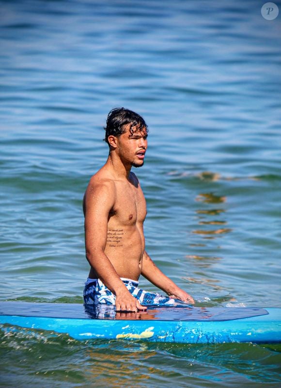 Bruninho Samudio também aproveitou o calorão para se refrescar no mar