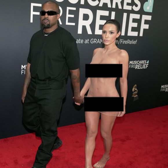 Bianca Censori, mulher de Kanye West, apareceu 'nua' ao caminhar pelo red carpet do Grammy 2025, causando muita polêmica por aí.