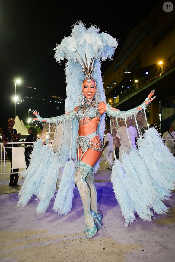 Sabrina Sato roubou a cena com sua fantasia poderosa