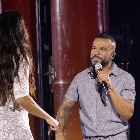 Aos 54 anos, Ivete Sangalo roubou a cena com um macacão de renda branca transparente no palco