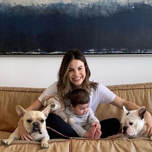 Sthefany Brito em foto de arquivo com seu filho mais velho e seus pets: especialistas lembram que animais ocupam posição de destaque no dia a dia atual