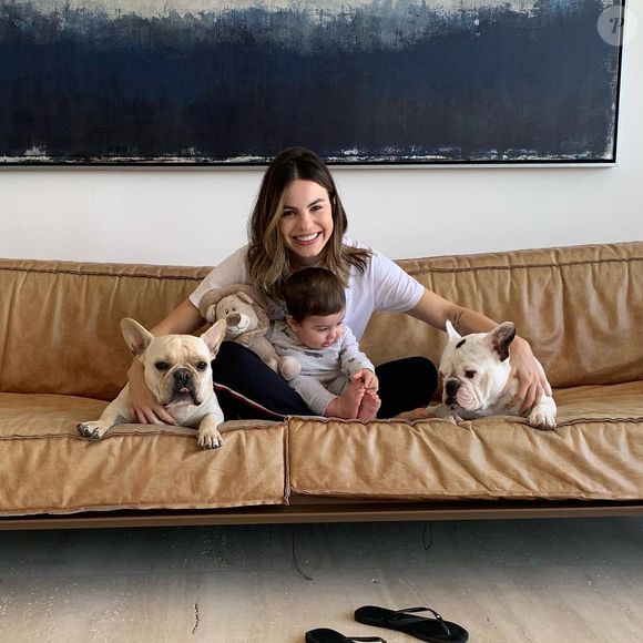 Sthefany Brito em foto de arquivo com seu filho mais velho e seus pets: especialistas lembram que animais ocupam posição de destaque no dia a dia atual