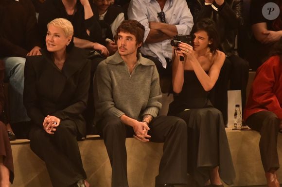 Muito além dos looks luxuosos do desfile de Inverno 2026 da Mondepars, um detalhe roubou completamente a cena: Bruna Marquezine apareceu filmando o evento de Sasha Meneghel com uma câmera vintage inspirada no universo retrô que virou febre entre fashionistas e criadores de conteúdo