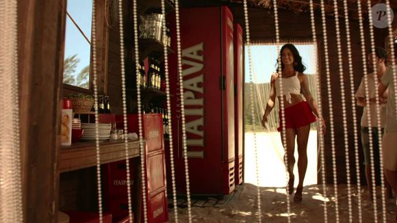 Primeiro comercial trouxe Aline Campos, como Verão, usando uma saia que mostrava a polpa de seu bumbum, o que gerou críticas