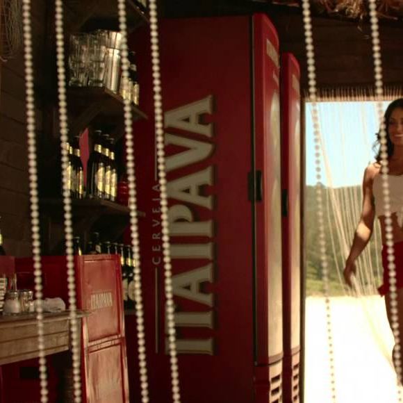 Primeiro comercial trouxe Aline Campos, como Verão, usando uma saia que mostrava a polpa de seu bumbum, o que gerou críticas