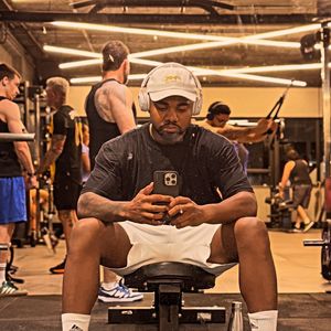 Segundo Davi Brito, devido à falta de suporte e agenciamento da Globo, enfrentou diversas dificuldades na carreira