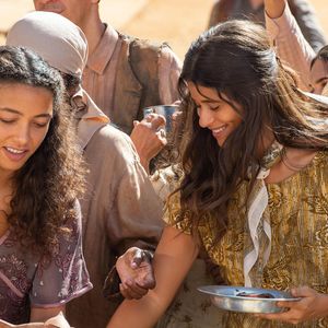 Otília (Alice Carvalho) - Moça tímida e comedida, que tem forte ligação com a irmã, Rosa (Isadora Cruz). No decorrer da trama, ela se apaixona por Jânia (Alinne Moraes), nora do ricaço.