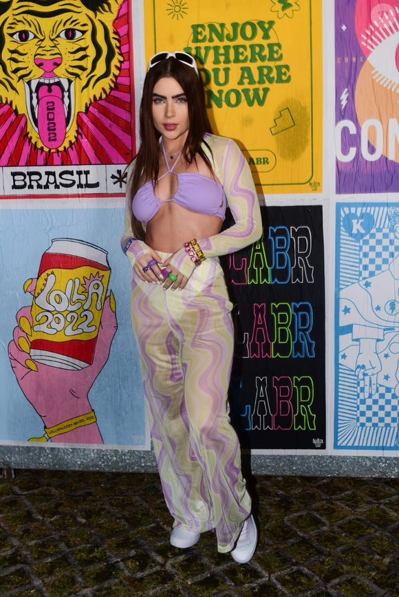 Ex-BBB Jade Picon foi ao primeiro dia do Lollapalooza com um top que combinou com calça e manga transparentes