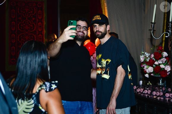 Gerard Piqué atendeu a pedidos de selfie de fãs
