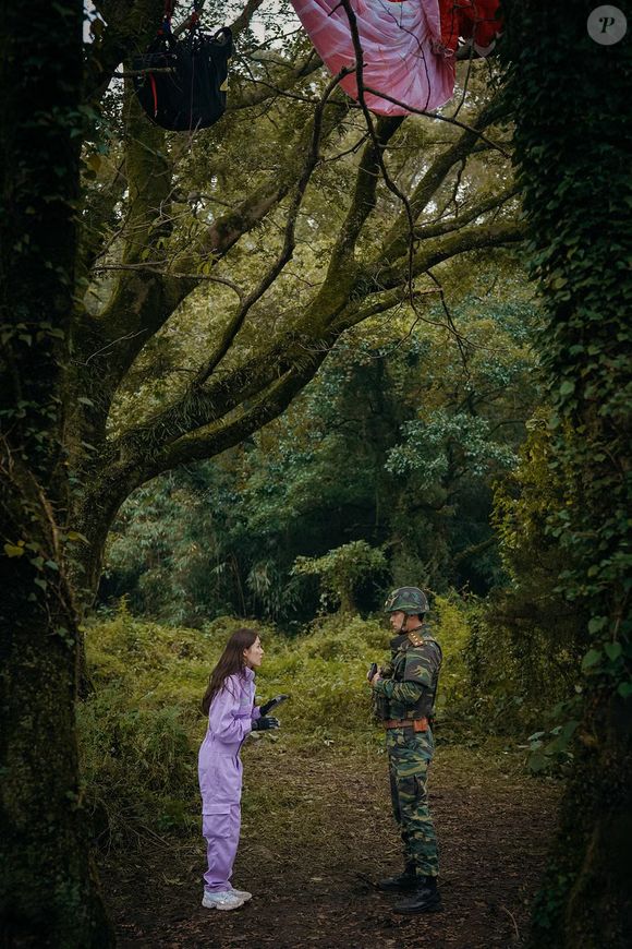 No território proibido, ela é encontrada por um oficial do exército local, interpretado por Hyun Bin