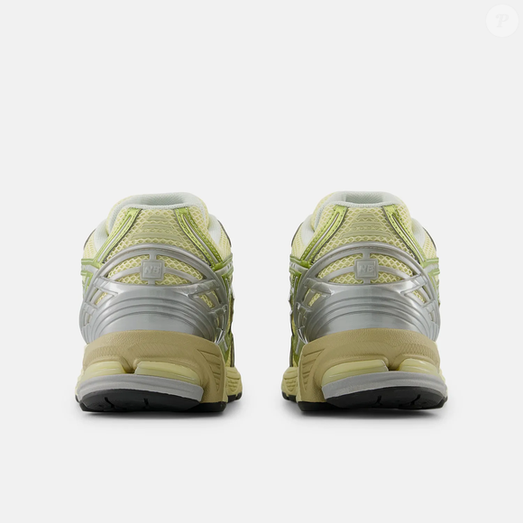 Inspirado na estética esportiva dos anos 2000, o New Balance 1906 combina cabedal respirável, suporte reforçado e um visual que promete destacar qualquer produção casual