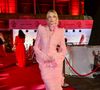 Caroline Trentini: exalando o conceito high fashion, a top model utilizou uma criação monocromática em rosa pastel. O conjunto é marcado por camadas de tule drapeado e babados verticais que conferem uma textura densa e fluidez ao caminhar. O detalhe de destaque é a aplicação de uma flor gigante (corsage) no pescoço, tendência absoluta das passarelas internacionais. O blazer cropped com ombros estruturados equilibra a delicadeza da saia longa de sereia