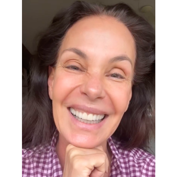 Carolina Ferraz revelou que o segredo de sua pele é uma rotina de skincare diária de apenas 15 minutos