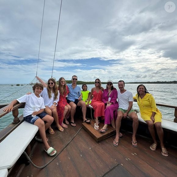 Na legenda das fotos publicadas por Tici, ela colocou: 'Registros das nossas férias maravilhosas com pessoas especiais na escuna', em seu Instagram.