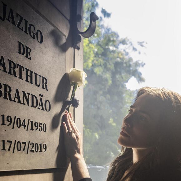 Antonio Fagundes falou sobre o destino de Arthur Brandão em Quem Ama Cuida. O ator revelou que gravou diferentes versões da morte do empresário e brincou sobre uma possível volta do personagem