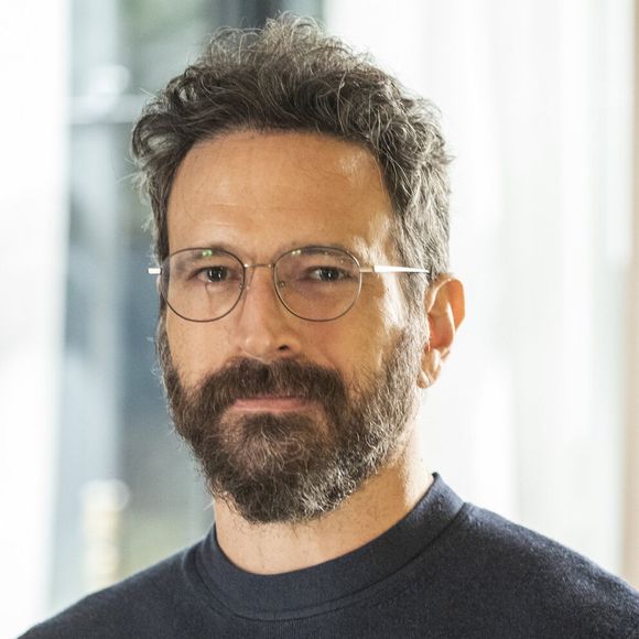 O ator Caco Ciocler está interpretando Estéban no remake de 'Vale Tudo'. O personagem vive triângulo amoroso com a socialite e Olavo