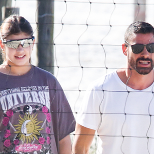 Filha de Cauã Reymond e Grazi Massafera, Sofia mostra habilidade no vôlei em flagra com o pai na praia. Fotos!