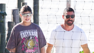 Filha de Cauã Reymond e Grazi Massafera, Sofia mostra habilidade no vôlei em flagra com o pai na praia. Fotos!