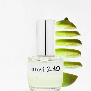 O Amyi 2.10, da Amyi, é uma fragrância de 10 ml, com preço informado de R$ 140,00, que aposta na refrescância do limão tahiti combinada ao gengibre e ao cardamomo, seguindo a proposta de um perfume mais cítrico para o dia
