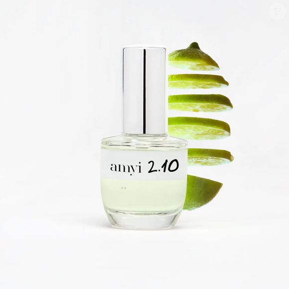 O Amyi 2.10, da Amyi, é uma fragrância de 10 ml, com preço informado de R$ 140,00, que aposta na refrescância do limão tahiti combinada ao gengibre e ao cardamomo, seguindo a proposta de um perfume mais cítrico para o dia