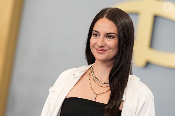 Além de atuar em filmes e séries de sucesso, Shailene Woodley se dedica a causas ambientais. A artista já participou de protestos, campanhas de conscientização e iniciativas para combater a poluição por plástico