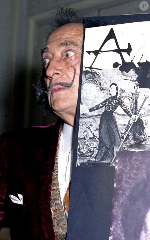A aparência excêntrica e o comportamento teatral de Dalí fizeram com que sua sanidade fosse frequentemente questionada. A isso ele respondia: 'A única diferença entre mim e um louco é que eu não sou louco'
