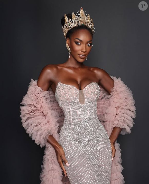 "Para continuar neste caminho, devo permanecer fiel aos meus valores: respeito, dignidade, excelência e igualdade de oportunidades — os pilares mais fortes que me guiam", escreveu em seu comunicado.