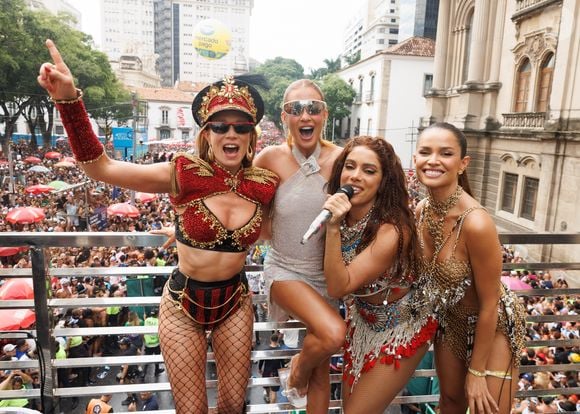 De cabelo preso e mini vestido prata, Marina Ruy Barbosa marca presença no Bloco da Anitta 2026 neste sábado (21); na foto ela posta com Juliette e Mariana Ximenes, além da cantora