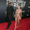 Totalmente pelada no Grammy 2025: mulher de Kanye West choca ao exibir partes íntimas em vestido transparente. Fotos!