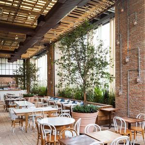 O restaurante Manioca aposta em pratos rápidos, hambúrgueres gourmet e releituras da culinária brasileira