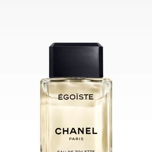 Outra escolha que evoca autoridade sem perder o refinamento é o Chanel Egoïste Platinum. Com lavanda, alecrim e musgo de carvalho, essa fragrância tem um DNA mais clássico