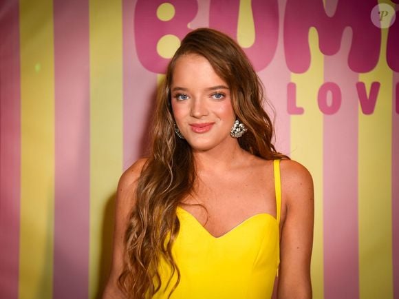 O amarelo foi a cor escolhida por Rafa Justus para o evento de beleza que marcou sua estreia como embaixadora da Bumi Love. A jovem combinou o vestido curto com sapatos de salto no mesmo tom e uma bolsa da Louis Vuitton