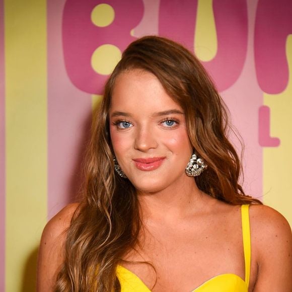 O amarelo foi a cor escolhida por Rafa Justus para o evento de beleza que marcou sua estreia como embaixadora da Bumi Love. A jovem combinou o vestido curto com sapatos de salto no mesmo tom e uma bolsa da Louis Vuitton
