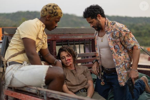 Sua mãe Patrícia (Giovanna Antonelli), que estava afastada do cargo na polícia, resolve se infiltrar no garimpo em busca da filha