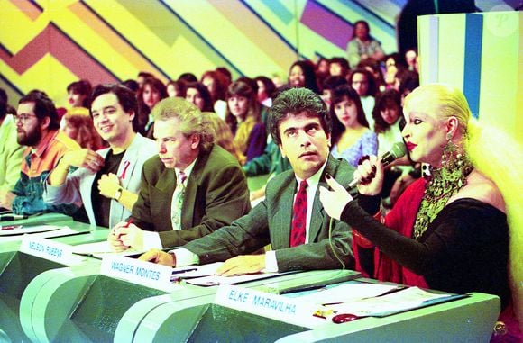 Elke Maravilha em foto com Leão Lobo, Nahim, Nelson Rubens e Wagner Montes no SBT - atriz nasceu na Alemanha e morreu no Brasil aos 71 anos