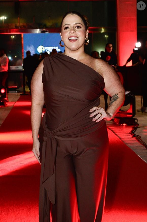 Com styling clássico e maquiagem luminosa, Tati optou por uma produção que dialogava com o clima glamouroso da premiação, marcada pela presença de diversas personalidades da TV e do entretenimento brasileiro
