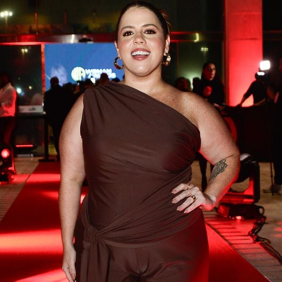 Com styling clássico e maquiagem luminosa, Tati optou por uma produção que dialogava com o clima glamouroso da premiação, marcada pela presença de diversas personalidades da TV e do entretenimento brasileiro