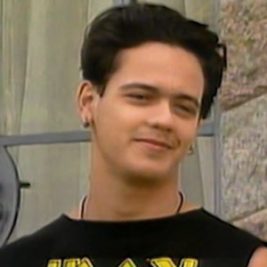 Danton Mello, o Johnny Bala de 'A Viagem', disse sobre a sua tatuagem no pescoço: 'Hoje em dia, a gente tem novas técnicas e é muito mais fácil você reproduzir uma tatuagem num ator, numa atriz. Era bem trabalhoso fazer aquela tatuagem'.