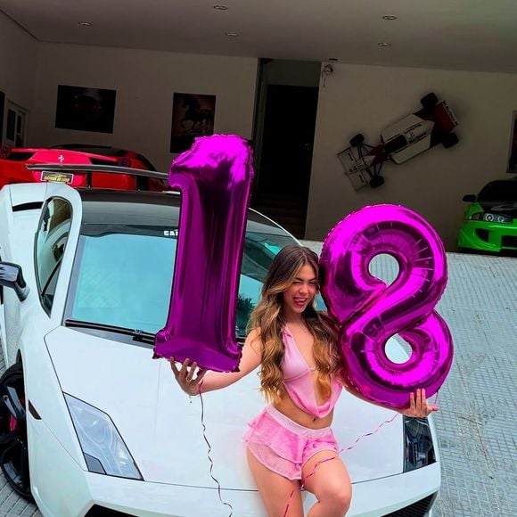 Fortuna de Melody: aos completar 18 anos, cantora posou ao lado de um dos seus cinco carros de luxo. Juntos, veículos somam mais de R$ 4 milhões