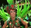 Renata Frisson, conhecida como Mulher Melão, desfilou como musa da Grande Rio na madrugada desta quarta-feira (05)