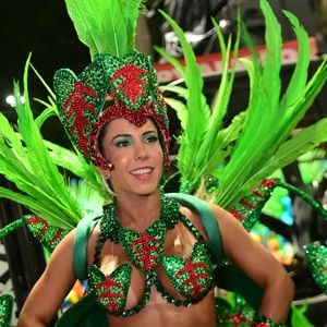 Renata Frisson, conhecida como Mulher Melão, desfilou como musa da Grande Rio na madrugada desta quarta-feira (05)